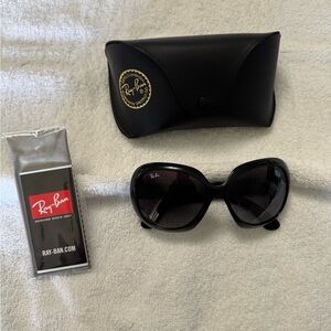 Ray-Ban Black Oversized Sunglasses
Never been worn. Perfect condition.